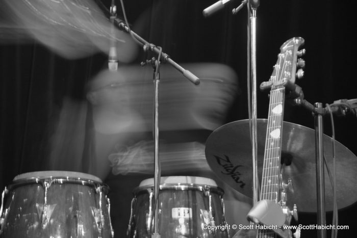 Tom "T" Lutz, Percussion .