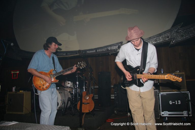 Guitar y guitar...mano y mano.