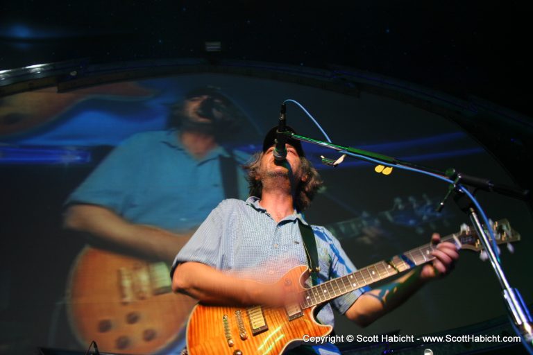 I love that screen behind the band.
